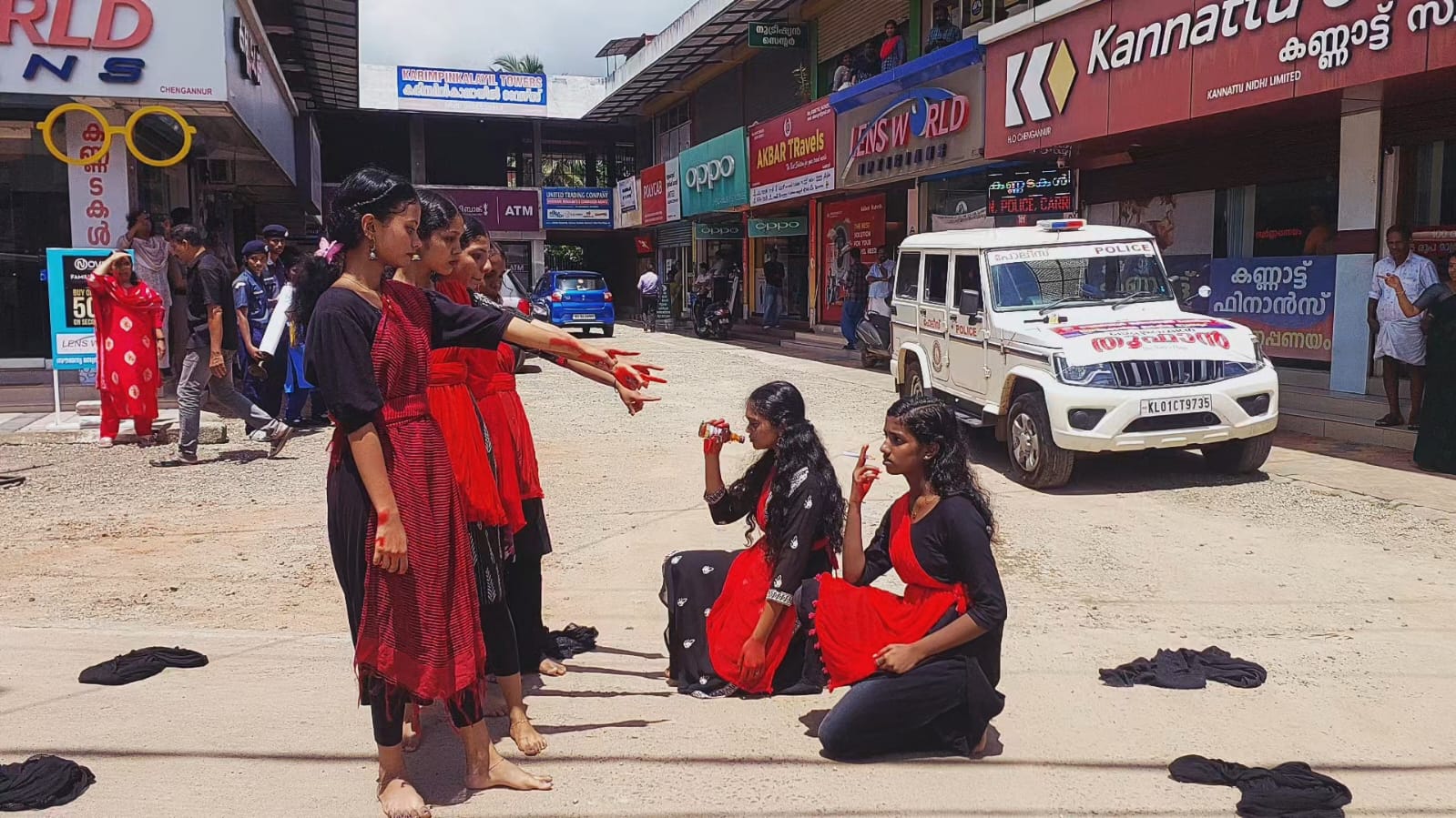  ഓപ്പറേഷൻ തൂഫാനുമായി ബന്ധപ്പെട്ട് ജനങ്ങളിലേക്ക് അവബോധം വളർത്തുന്ന ഫ്ലാഷ് മോബ്